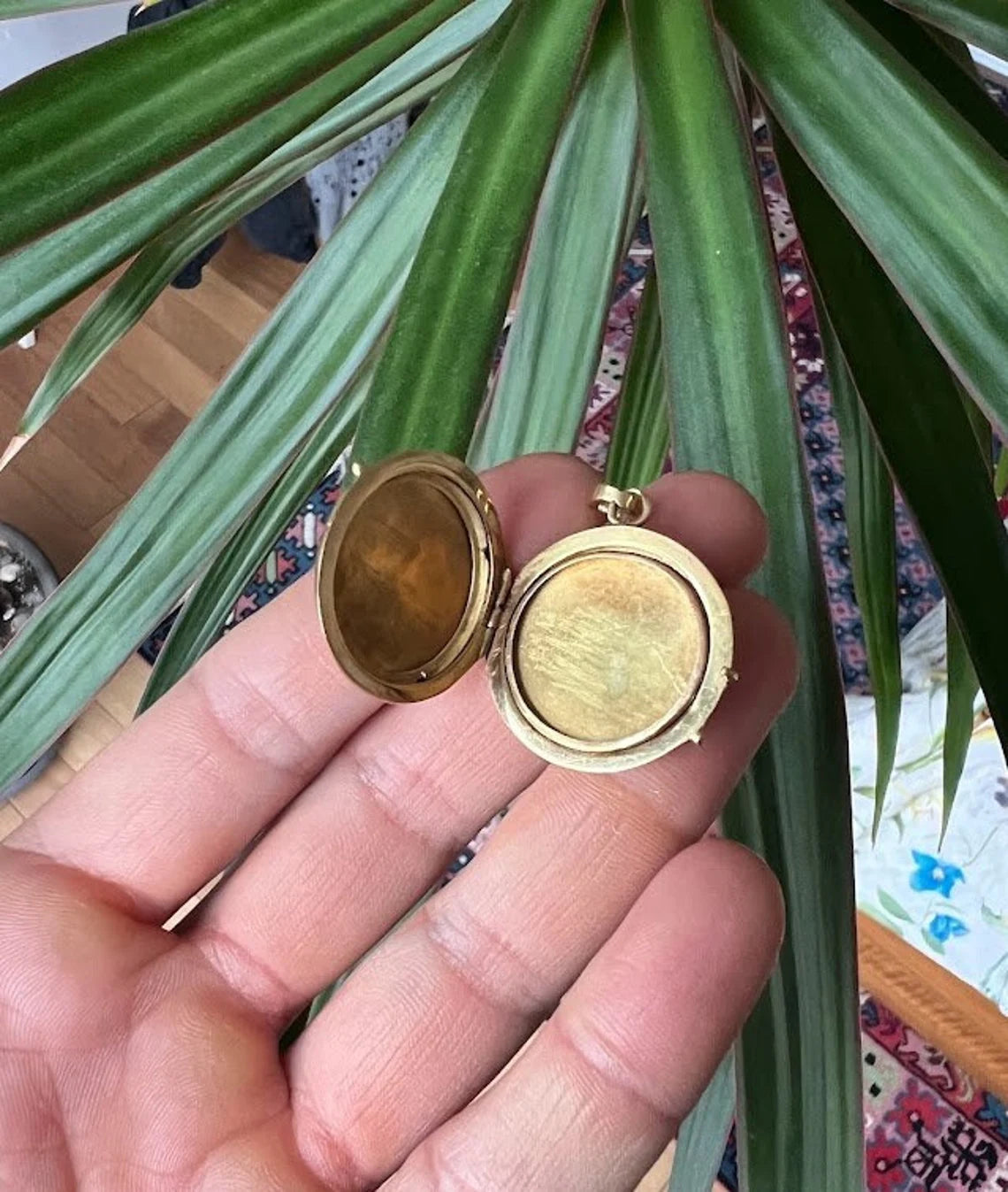 VINTAGE locket in solid 18K yellow gold