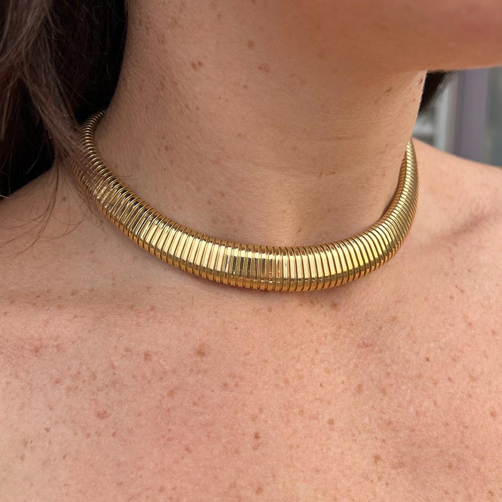 Model wearing Lico Jewelry 18K yellow gold tubogas necklace