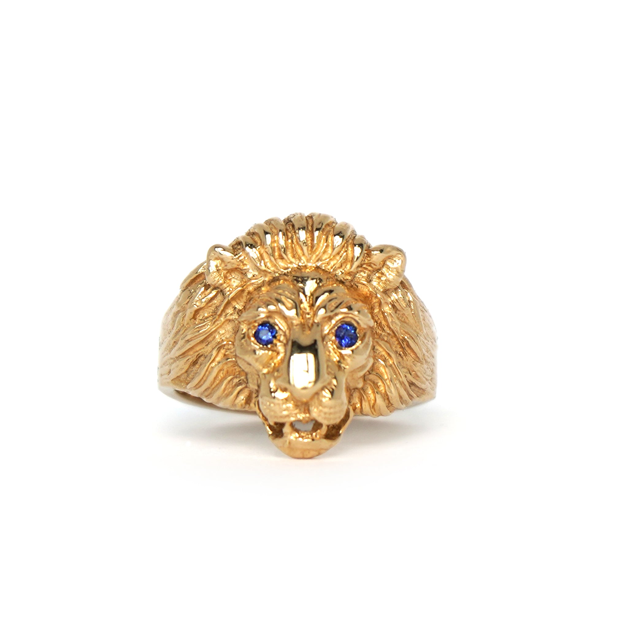 A close-up of a Lico Jewelry's Cuor di Leone ring with genuine blue sapphire eyes set in 14k yellow gold, based out of Montreal.