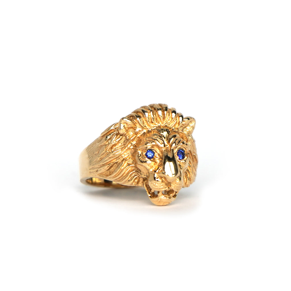 A close-up of a Lico Jewelry's Cuor di Leone ring with genuine blue sapphire eyes set in 14k yellow gold, based out of Montreal.