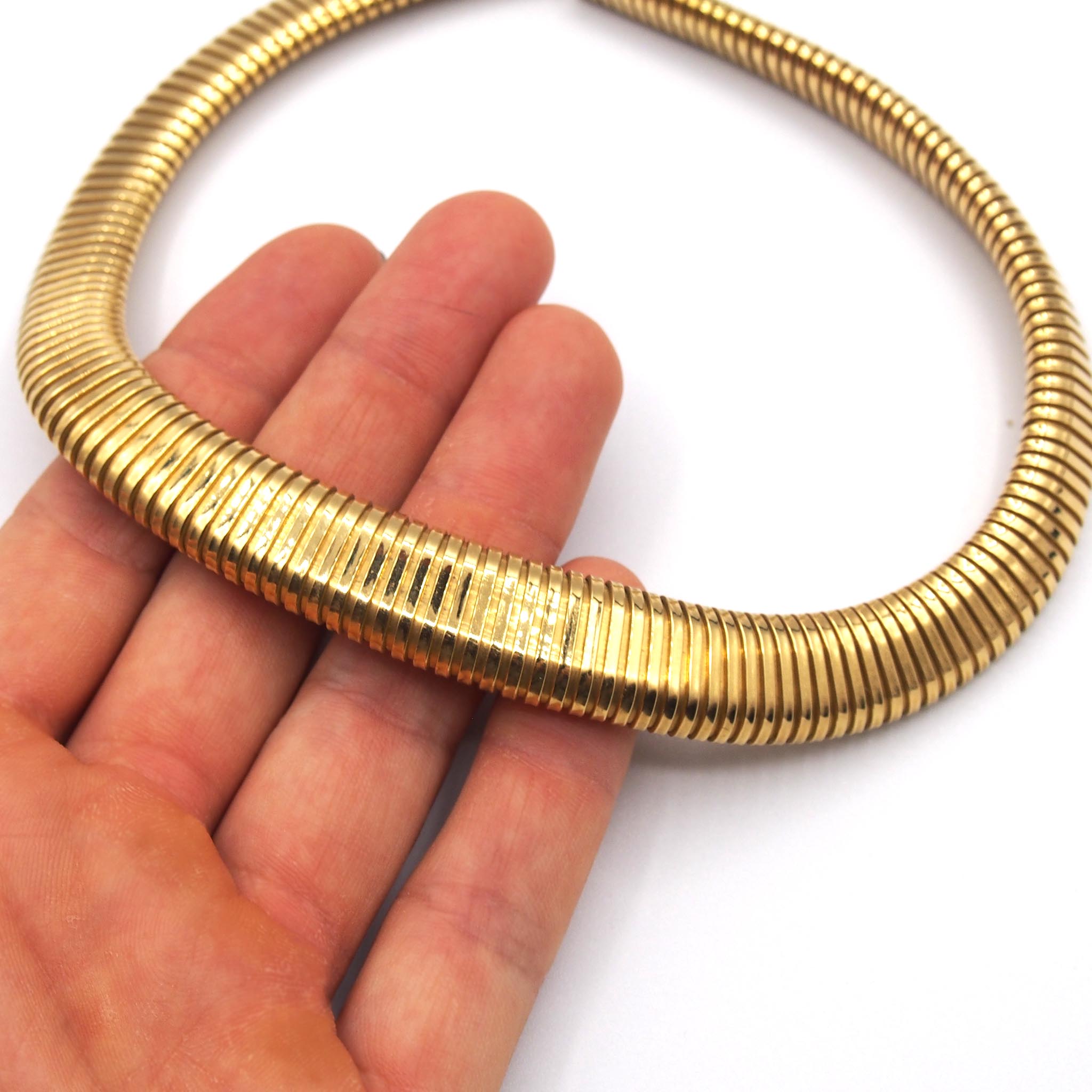 Hand model holding Lico Jewelry vintage 18K tubogas necklace - detailed design